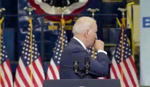Joe Biden tousse dans sa main et va serrer des mains dans le public