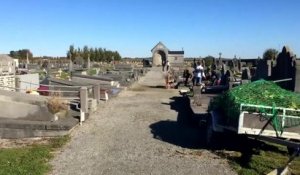 Nettoyage des tombes au cimetière de Bouge