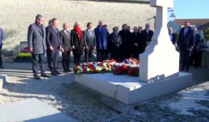 Les candidats Les Républicains à la présidentielle déposent ensemble des fleurs sur la tombe du général de Gaulle