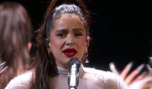 Rosalía  chante "Juro Que" et "Malamente" en live