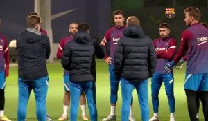 Barcelone - Alves a connu son premier entraînement sous Xavi