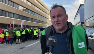 Le personnel de Brussels Airlines manifeste lors de la présentation du nouveau logo (Didier Lebbe/CNE)