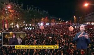Les Champs-Elysées s'illuminent pour Noël