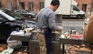 Toulouse : il offre des repas chauds aux sans-abri à l'aide d'une plancha mobile fixée sur son vélo