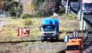 Le camion de ces employés d'autoroute se fait la belle... marre de bosser pour ces flemmards