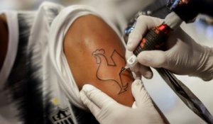 Un club de foot brésilien offre des tatouages à ses supporters après son titre de champion