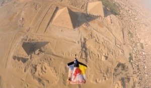 Les Soul Flyers volent au-dessus des pyramides de Gizeh enwingsuit