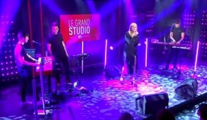 Louane interprète "Aimer à mort" dans "Le Grand Studio RTL"