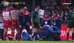 Incident cet après midi lors du match de rugby de Top 14 entre l’UBB et Biarritz : Un cadreur de Canal+ fauché par les joueurs repart sur une civière