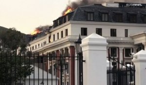 Au Cap le feu a repris au Parlement sud-africain, terriblement endommagé