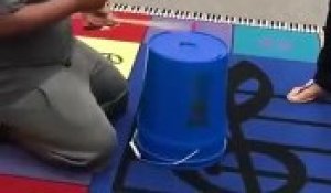 Une prof de musique offre une batterie à son élève qui jouait sur des pots en plastique