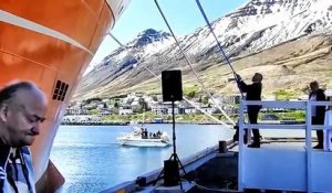 Quand la bouteille de champagne ne veut pas se laisser faire face à un bateau