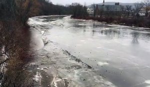 L'eau coule sous la glace de cette rivière... Incroyable