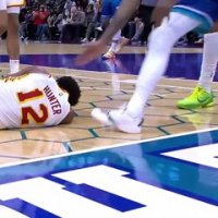 La faute énorme de Kelly Oubre Jr sur De'Andre Hunter