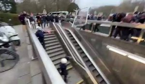 Les anti-vax jettent des barrières à la police en essayant de s'échapper à Bruxelles