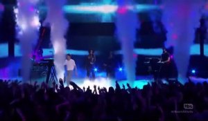The Chainsmokers et  Coldplay chantent "Paris" et "Something Just Like This"