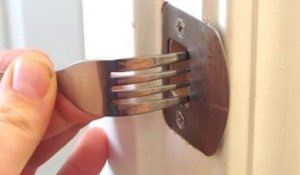 L'astuce simple et rapide pour verrouiller une porte avec une fourchette !