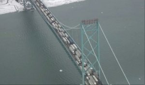 Les images du pont Ambassador bloqué par les camionneurs à la frontière entre le Canada et les États-Unis
