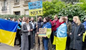 "La Russie n'a rien à faire sur la terre ukrainienne" : des manifestants protestent devant l'ambassade russe à Paris