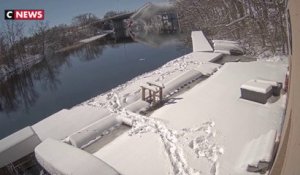 Un camion chute dans une rivière depuis un pont, le chauffeur miraculeusement indemne
