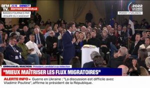 Emmanuel Macron: "Quand les gens arrivent sur notre sol, qu'on leur donne un titre, ce n'est plus possible qu'ils aillent toujours aux mêmes endroits"