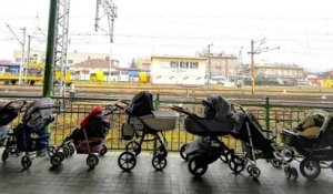 En Pologne, des femmes laissent des poussettes dans les gares pour les mamans ukrainiennes