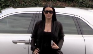 Exclu Vidéo : Kim Kardashian : gros bolide et grosses lunettes pour faire escale chez le médecin !