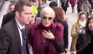 Vidéo : Rita Ora assiste au défilé de son beau-père Tommy Hilfiger à NYC
