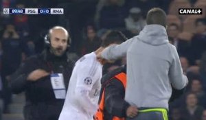 Un fan vient sur le terrain faire un câlin à Cristiano Ronaldo lors de PSG / Real Madrid