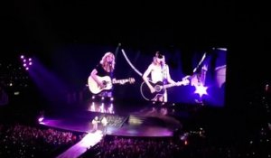 Friends : Lisa Kudrow et Taylor Swift reprennent sur scène la chanson "Smelly Cat"