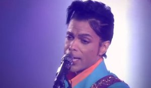 Prince interprète Purple Rain au Superbowl 2007
