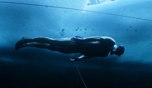 Record du monde : vêtu d’un simple maillot, Arthur Guérin-Boëri nage 105 mètres en apnée sous la glace