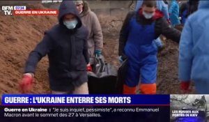 Guerre en Ukraine: à Marioupol, des dizaines de civils et soldats sont enterrés dans une fosse commune