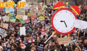 Urgence climatique : « On en parle quand ? », interpellent les manifestants de la marche « Look up » à Paris