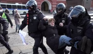 Manifestations anti-guerre à Moscou et Saint-Pétersbourg : plus de 250 personnes arrêtées