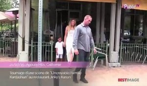 Exclu Vidéo : Khloe Kardashian : officiellement divorcée, elle retrouve sa famille pour une journée de travail à L.A. !