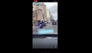 Un motard de la police pousse un scooter pour mettre fin à une course poursuite