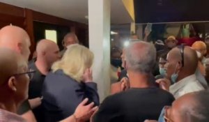 Les images de Marine Le Pen chahutée par des indépendantistes lors d'un déplacement en Guadeloupe