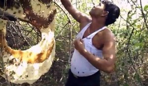 Cet indien se couvre le torse de milliers d'abeilles