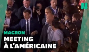 Ola, clapping, le speaker a joué l'ambiance de stade avant l'arrivée de Macron