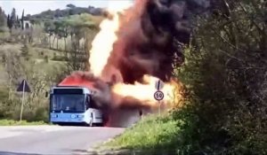 Ce bus en feu se transforme en triple lance-flammes !