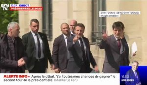 Emmanuel Macron vient d'arriver à Saint-Denis, ville où Jean-Luc Mélenchon est arrivé en tête au premier tour