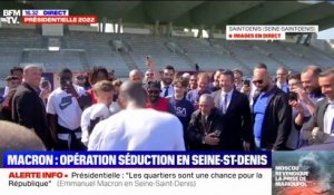 Emmanuel Macron chausse des gants de boxe et échange quelques coups lors de son déplacement en Seine-Saint-Denis
