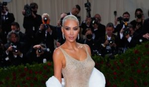 Kim Kardashian révèle dormir avec une boucle de cheveux de Marilyn Monroe