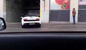 Un énorme boulet tente de rentrer dans un parking en Lamborghini