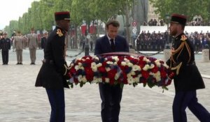 Victoire du 8 mai 1945 : Macron dépose une gerbe de fleurs et ravive la flamme de l'Arc de Triomphe