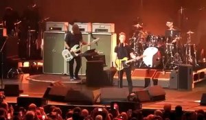 Pearl Jam Cover Foo Fighters In Tribute To Taylor Hawkins "Cold Day in the Sun" May 2022