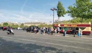 «Une voiture est passée très près» : des touristes au milieu des Champs-Elysées pour une photo
