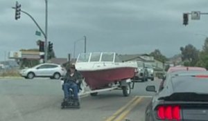 Tracter un bateau avec un fauteuil roulant sur la route