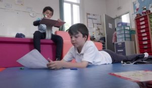 Assis, debout et même couché: une école de Marseille teste la classe dite "flexible"